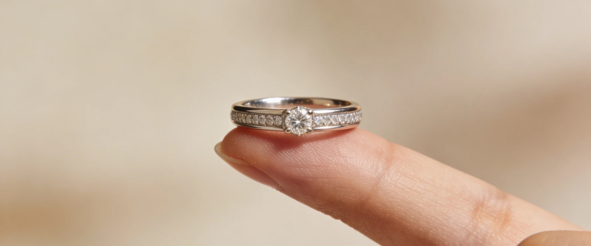 bague au bout du doigt