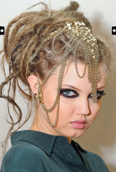 Embellissez votre coiffure avec notre sélection de bijoux dédiés aux cheveux