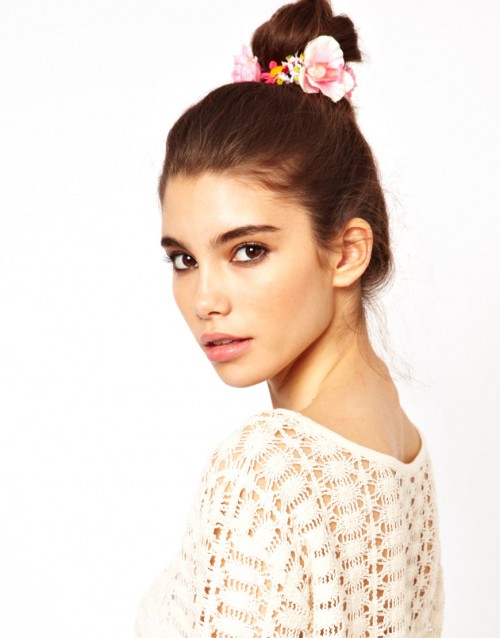 Une proche bijoux avec des fleurs à poser dans vos cheveux.