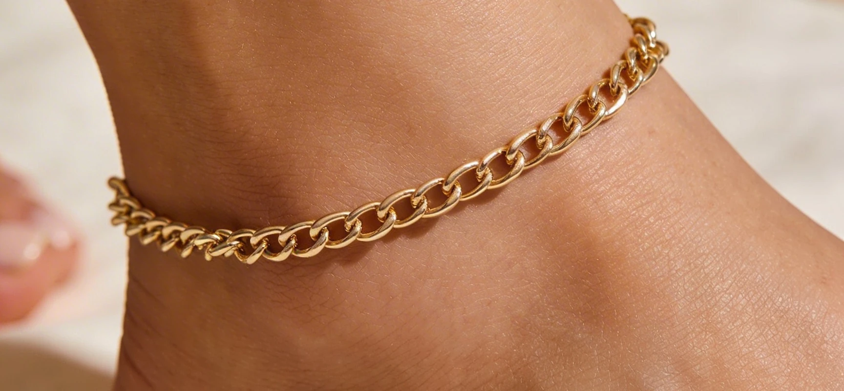 Chaîne de cheville en or : un bijou très tendance