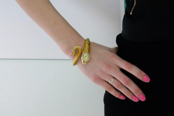 La montre en or avec bracelet en or, le choix des femmes exquises