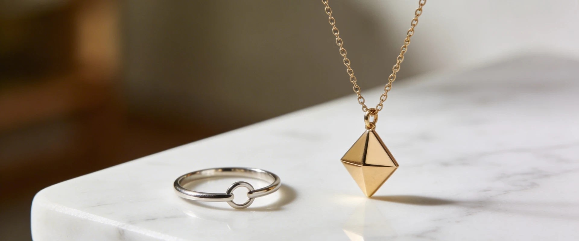 Que symbolisent les matières des bijoux ?
